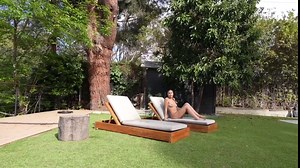 超级荡妇 Lily Phillips 在继兄弟面前晒日光浴 NAKED