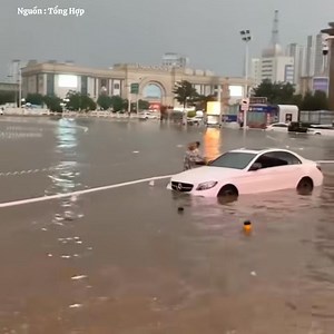 Quan Tàiii trôi trong nước, trận lũ lịch sử 80 nghìn người sơ tán nước lên 11mét,cuốn trôi nhà cửa cảnh tượng chưa từng thấy. Nguồn: HoàngVũofficial https://s.shopee.vn/2qJ9sqa3io | Tin new