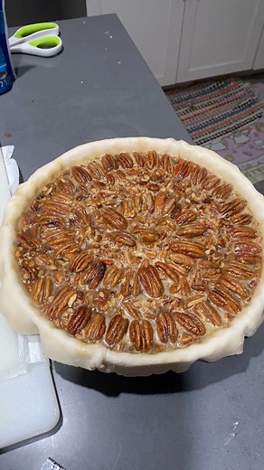 571K views · 459 reactions | I really wish my fingers would do normal finger things and not look so weird in videos #Thanksgiving #thanksgivingpie #pecanpie #handmadepie #spirals #Thanksgiving2025 | Simply Spacey | Facebook