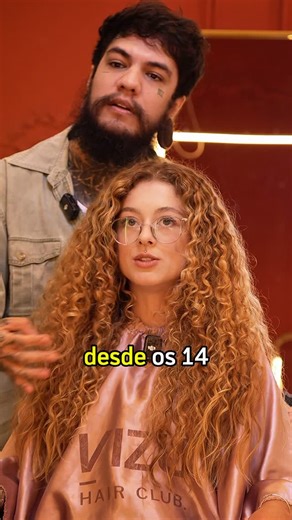 RODRIGO VIZU on Instagram: "Lançamento amanhã dia 19/05 🎉 Produtos utilizados: - Velvet Cream - Spray Texturizador - Mousse Modeladora Todos @arvensisoficial by Rodrigo Vizu, utilize o CUPOM: VIZU Quer aprender a cortar cabelo cacheado comigo? 🤩 Meu curso on-line já está disponível num valor super acessível!! Link na bio 🥳 #ondulados #cabelosondulados #bigchop #cabeloondulado #cacheado #cabelocacheado #cabelocrespo #curlyhair #curlyhairdontcare #curls #antesedepois #antesydespues #transicaoca