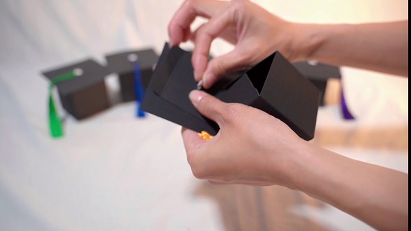 Phedrew 50pcs Graduation Candy Boxes with 17pcs Graduation Stickers Class of 2025 Graduation Cap Gift Candy Sugar Boxes with Tassels for Graduation Ceremony Party Supplies