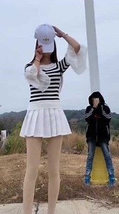 萝莉小姐姐穿裙子表演踢腿，被后面的小朋友偷拍了