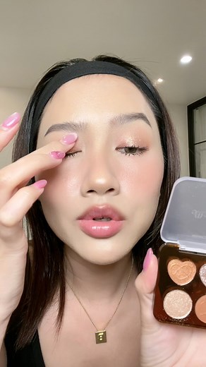 16K views · 177 reactions | เมื่อบอกเพื่อนว่าออกจากบ้านแล้ว แต่ที่ไหนได้ทาตาไม่เสร็จที ปากก็ยังไม่ทาลีลาอยู่555 อายแชโดว์ Cosluxe โครตดี ทาทับวนไปชอบวิ้งๆ *แปะพิกัดให้ในคอมเม้นต์น๊าา | Review girls | Facebook