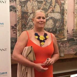 The lovely, first ever plus size model of the fashion world, Emme shares some red carpet insight on this evening's premiere of the @epix movie "Straight Curve"--it's all about redefining beauty in the eyes of the people it matters to--you!!! #straight #curve #bodypositivity #selfesteem #confidence #kindness #women #loveyourbody #selflove #empower #beauty #chroniclesoftina #emmestyle @supermodelemme | Latin Biz Today | Facebook