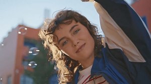 Hübsche Frau, die von Hand tanzt: Stockvideos & Filmmaterial (100 % lizenzfrei) 3392253529 | Shutterstock