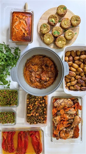 👏🏻Nuevo Batchcooking resuelto y hoy en tiempo récord Si el día anterior, adelantáis el troceado y preparación de algunos ingredientes, el Batchcooking será todavía más ágil y tendréis más tiempo libre para un merecido descanso. 📝 Estas son mis recetas para esta semana. - Carrilleras de carne - Pimientos asados (para ensalada y paté) - Guiso de pollo y zanahorias en salsa de soja - Judías verdes con garbanzos - Patatas baby - Muffins de brócoli - Pudin de pescado - Guisantes con jamón - Además