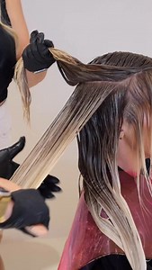 How I get my blondes so blonde without compromising the integrity 🤍 ⠀ After rinsing my foils, I go in with a wet balayage to lift and refine everything that was left out. This step gives me maximum lightness, softer blends, and that seamless finish my clients love. ⠀ The moisture in the hair helps my blend melt like butter and using O&M Paint Powder gives me the control I need for precision on damp hair. ⠀ This technique has been a game changer for creating bright, healthy, lived-in blondes tha