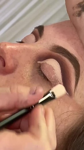 Makeup lesson at @bombshellbeautyacademy ❤️✨#makeupmafia #learnmakeupwithme #melbournemua #makeuptipps #browneyeshadow #makeupaustralia #sydneymua #fy