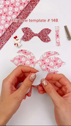 Snowman hair bow tutorial #hairbowtemplate #cricutprojects #hairbowtutorial #cricut #SVG #diybows #diyhairclip #diybo | DIYEasy