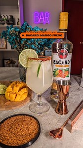 Refréscate replicando esta deliciosa y sencilla receta con Bacardi Mango Chile 🥭 - 50 ml @bacardimx Mango Chile - 15 ml Jugo de limón verde - 120 ml Refresco de toronja Servido en un vaso highball escarchado con chilito en polvo. Otra forma fácil de disfrutar el sabor de Mango Chile es bien frío y servido en un vaso de shot escarchado con chamoy y chilito. #foodpornmx #dowhatmovesyou #SigueTuRitmo | Food Porn MX