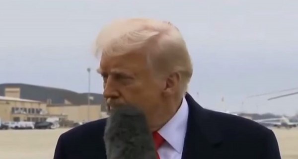 Трамп случайно получил по лицу микрофоном: курьезное видео