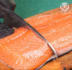 847K views · 6.6K reactions | Sem dúvida, este é o melhor instrumento para cortar todos os tipos de carnes e peixes, e o melhor é feito à mão!  | Truques do Panda | Facebook