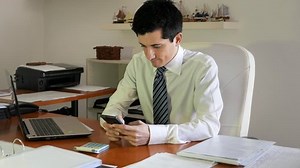 Verwenden Sie ein Handy am Arbeitsplatz: Stockvideos & Filmmaterial (100 % lizenzfrei) 15194947 | Shutterstock