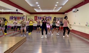 #Sh’bam_dance #Towards fitness #Zin instructor Mei Mei #Healthy_Sweats #lesstalk_moredance 👉Sh’bam dance ဆိုတာ choreo က ကွက် နဲပီး muscles အားစိုက်ထုတ်ပီး က ရတဲ့ dance အမျိုးစားပါ 👉cardio dance လောက် မမောဘူး 👌သီချင်းမျိုးစားတွေက Pop မြူးတာတွေရှိသလို Latin သီချင်းတွေလဲရှိတတ်ပါတယ် 🤩သေချာတာက တနာရီတွင်းမှာ ကယ်လိုရီ တွေလောင်ကျွမ်းပီး အဆီကျစေပါတယ်နော် 💯Towards မှာ sh’bam က တဲ့နေ့တွေလဲရှိတာမို့ zumba လဲ join ရင်း တူတူ လာ ခဲ့ပါတော့လို့ 🫶 📌ကဲ 🤭အတူတူလာဖို့ အဖော်တွေစောင့်မနေနဲ့တော့နော်, မိမိကိုယ် က