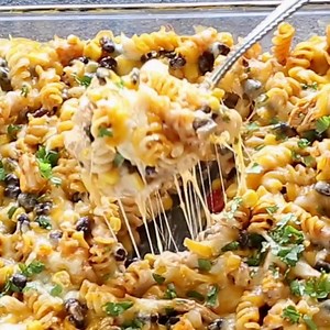 Fiesta Chicken Pasta Bake - an easy Mexican dinner that's cheesy, creamy, and spicy. Click here for full recipe: http://tiny.cc/6stibz | Pastas Milano Caribbean