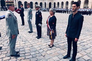 Pierre Niney, honoré par les Pompiers de Paris