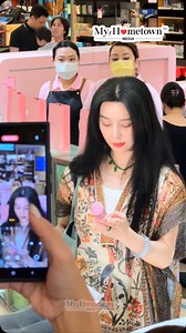 49 reactions | 小编偶遇 #范冰冰  超极漂亮！ 太太太幸运了！竟然在Mid Valley Mall Empro Spacelift 遇到 #范冰冰 在买产品 范爷皮肤好嫩滑，颜值爆表！太漂亮了啦❤️ #偶遇 #范爷 #女明星 #明星同款 #empro #empromalaysia #史贝丽 #instantlifting #Spacelift #MidValley #马来西亚 #MyHometownMedia #吉隆坡 | Kedah My Hometown 我来自吉打 | Facebook