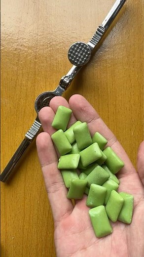 Cute green gum 🍬🟩🟩 #pineapple #asmr #satisfying