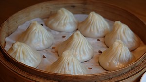 Wuxi-style xiaolongbao are a traditional delicacy and a must-try for visitors to Wuxi in Jiangsu. The steamed buns are crafted with flour and minced pork leg meat. The thin yet resilient wrapper and sweet and savory filling make these buns a beloved treat. The best way to enjoy them: with a vinegar dip, while they are hot!#DeepeningReform #3rdplenum #BeautifulChina #Wuxi #RisingStarCities #StarWuxi | China Plus South Africa