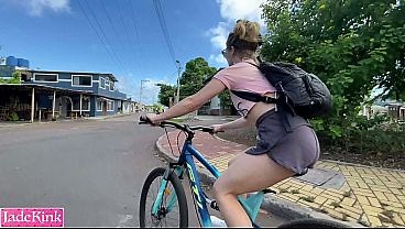Couple amateur en vacances sur une plage publique, sexe