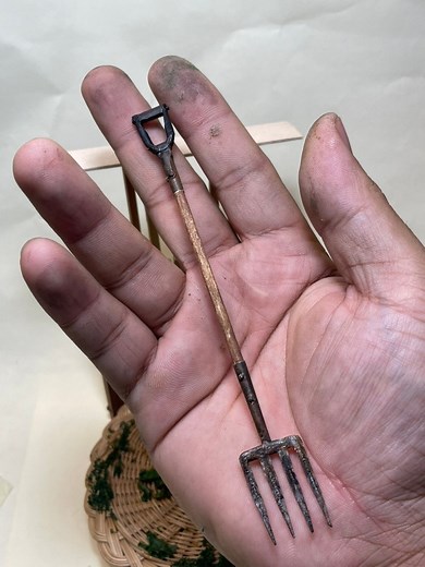 DIY Tutorial Video ♻️🤝 Miniature Spading Fork♻️🌾 Using barbecue sticks and Scrap Items🤲 "A garden fork, spading fork, or digging fork is a gardening implement, with a handle and a square-shouldered head featuring several (usually four) short, sturdy tines." #MiniatureArt #dioramaartist #miniaturequotes #miniatureartwork #fyp #everyone #dioramaart #filipino #miniature #DIY #diorama #MiniatureCraftsandArt | Miniatures crafts & Art