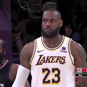 💥LEBRON JAMES SLAM DUNK 👑39 tuổi chỉ là con số. Nhà vua vẫn sung mãn như tuổi thanh xuân. #NBAVietnam #NBA #LeBronJames #KiaTipOff23 #Slamdunk | NBA Vietnam