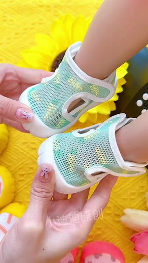 A battery-free rainbow toy that is endlessly entertaining, promoting fine motor skills and fostering concentration #kidstoy #noveltytoy#stackingtoy#towertoy#funnytoy#colorful#educationtoy#earlyleaningtoys#sensory #toddler#rainbow#affordabletoy | Pana Toys