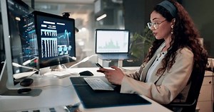 Femme, ordinateur et analyse de données : vidéo de stock (100 % libre de droit) 3587224207 | Shutterstock