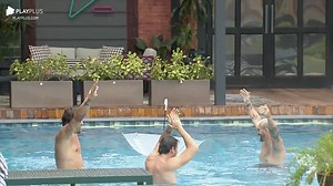 Radamés, Victor e Rafa não deixaram o dia chuvoso na Mansão Power atrapalhar o plano de aproveitar a piscina. O trio pulou na água e usou guarda-chuvas para se protegerem. Para agradar suas esposas, eles ainda fizeram coreografias enquanto nadavam. 🥶 Acesse PlayPlus.com para assistir à transmissão 24 horas do #PowerCouple com quatro sinais exclusivos ⚡️ | Power Couple