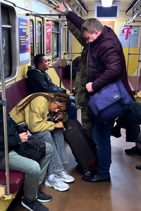 He assists woman who is sleepy on the subway | Tips & Tricks