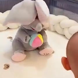 Ton p’tit trésor a d’la misère à dormir? 😴 Découvre l’Éléphant Cache-Cache — le nouveau meilleur ami de ton bébé! 🧸 ✔️ **Tout doux & sécuritaire** : Fait en peluche hypoallergène, parfait pour la peau délicate des p’tits. 🎶 **Chansons apaisantes** : Joue des mélodies douces pour calmer pis captiver ton bébé. 💪 **Idéal pour le "tummy time"** : Aide au renforcement du cou, au développement moteur pis sensoriel. 🎓 **Amusant et éducatif** : Stimule les sens, la coordination main-œil pis la comp