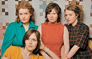 SKAKKA (EN ESPAÑOL) - Amiina - LETRAS.COM