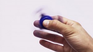 Hand Spinning Blue Fidget Spinner: vídeo stock (100% livre de direitos) 26809054 | Shutterstock
