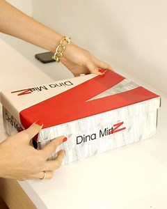 3.2K views · 58 reactions | Para as apaixonadas por estilo atemporal, o peep toe clássico é essencial. Venha conhecer nossa coleção! Disponível do 33 ao 40 a partir de R$ 303,90 #verão2024 #peeptoe #sandalias #sandaliafeminina #sapatodecouro #sandaliasaltomedio | Melania Benett Calçados | Facebook