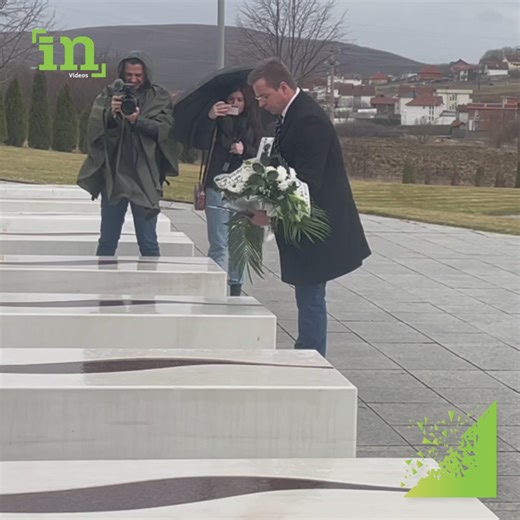 Momenti kur avokati i politikanit serb Nikola Sanduloviç vendos lule në Prekaz-Pamje #Insajderi #Prekaz | Insajderi Videos
