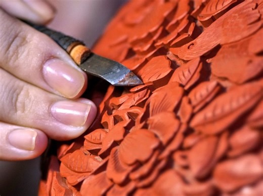 Based on traditional multi-color lacquer painting technique, Hai Yan, an artisan of lacquer carving developed new techniques in multi-color and multi-layer lacquer painting with her colleagues, which expands the forms of lacquer carving xhtxs.cn/MHj | China Xinhua News