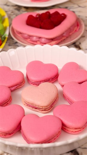 Ana Ciornei on Instagram: "Macarons inimioare 💕 Odata ce inveti sa faci macarons poti sa le dai orice forma vrei, problema e cum te oprești din a-i face 🤭. Ingrediente: *albuș de ou x1 *zahăr granulat x1 *făină de migdale x1,2 *zahăr pudră x1,2 *colorant alimentar (exemplu: la 100g albuș adăugăm 100g zahăr granulat și 120g făină migdale, 120g zahăr pudră) Mod de preparare: 1. Prima dată cântărim toate ingredientele. Asigură-te că zahărul pudră nu conține si alte ingrediente precum amidon si fo