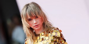 Suki Waterhouse Pairs Glittering Gold Two-Piece with the Choppiest Lob in Venice