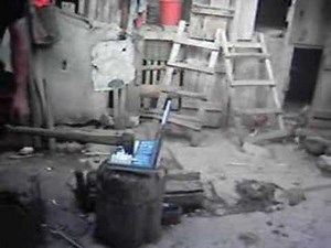 cum sa spargi un laptop cu toporu