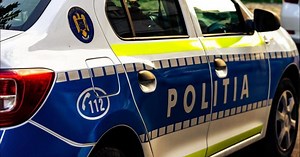 Un tânăr de 16 ani din Ploieşti, reţinut după ce a fost acuzat de exhibiționism printre mormintele cimitirului