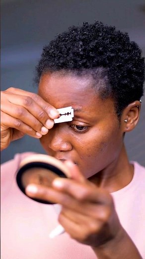 How to Perfectly Trim Your Eyebrows with Blade