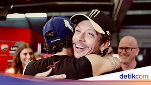 Rossi Belum Lupa Ekspresi Nyebelin Marquez usai MotoGP Sepang 2015
