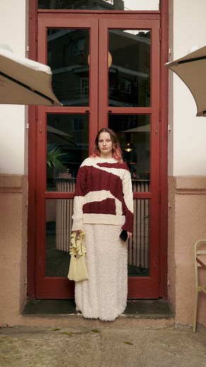 Gusmán on Instagram: "Rocío, a.k.a. @sereinne_ es diseñadora de indumentaria, comunicadora de moda y amante serial del rosa. Si vas a su feed, te transmite felicidad. Era perfecta para esta edit. Acá con nuestro vestido cosquillas y el sweater candy en un fondo apropiado. "