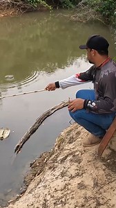 Antes da chuva cair a vara de bambu fazia um barulho bonito com o peixe na linha . . . #fisherman #campinglife #rudsonpescador #fishing #camping #fish #acampamento | Rudson Pescador