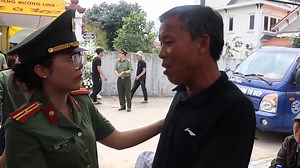 THƯƠNG VÔ CÙNG Cha của Thiếu tá, liệt sĩ Nguyễn Đăng Khải không kìm được nước mắt khi cán bộ công an, người dân động viên. Theo: Báo Pháp luật TP.HCM | Woman Vietnam