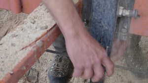 Mobilt Sågverk Året Runt i Frankrike 漢漢 Titta på en videointervju med en sågverksägare! Den franska sågverksägaren Serge Jourdan berättar om sin verksamhet med trädfällning i bergen med ett mobilt sågverk Wood-Mizer LT70. ... | Wood-Mizer | Facebook