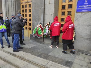 Ко входу в здание Харьковского горсовета принесли траурные венки (фото) | Ко входу в здание Харьковского горсовета принесли траурные венки