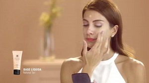 Aprende a maquillarte resaltando tu belleza natural junto a Andrea Serna, una mujer tan real como tú. #AvonTrue #TanRealComoTú | Avon