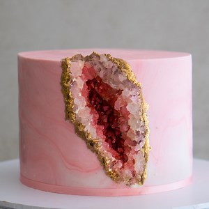 probably one of my more favourite trending cakes, the geode crystal cake! This design was chosen by a friend of mine for her Hen's Night