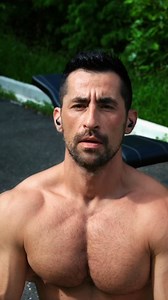 🔹 DIAGRAMME : MUSCLES DES PECTORAUX 🔹 ┌────────────────────────────┐ │ GRAND PECTORAL │ └────────────────────────────┘ │ ┌───────────────┼───────────────┐ ▼ ▼ PARTIE CLAVICULAIRE PARTIE STERNO-COSTALE (Haut des pecs) (Milieu des pecs) │ ▼ PARTIE ABDOMINALE (Bas des pecs) ➡️ Objectif : travailler chaque zone avec des exercices adaptés ➡️ Méthode : haltères libres ou haltères "cartés" (mouvements plus contrôlés et ouverts pour accentuer l'étirement et l'amplitude) --- 🔥 ROUTINE PECTORAUX AVEC H